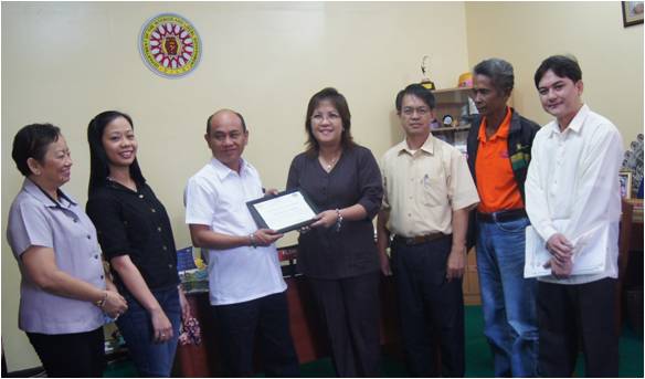 DILG 3 RD Florida Dijan awards Councilor Molina a Certificate of Recognition l1